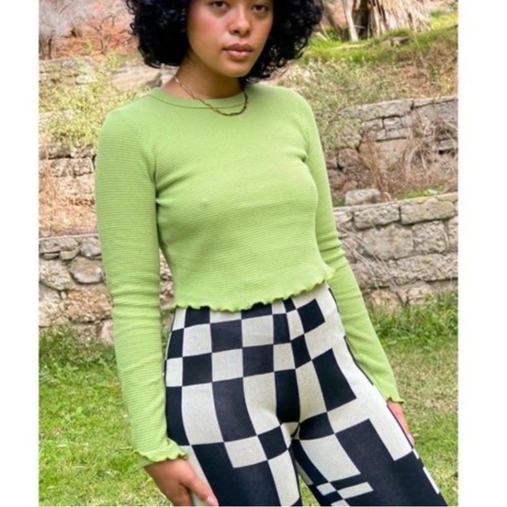 Lisa Says Gah cropped long sleeve lettuce hem thermal top